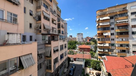 Ne Rrugen Fortuzi, Shitet Apartament 2+1 Me Siperfaqe Te Bollshme Dhe Orientim Perfekt !!!
