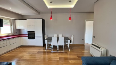 Tek Liqeni I Thate, Shitet Apartamenti 2+1, I Investuar Dhe Me Pamje !!!
