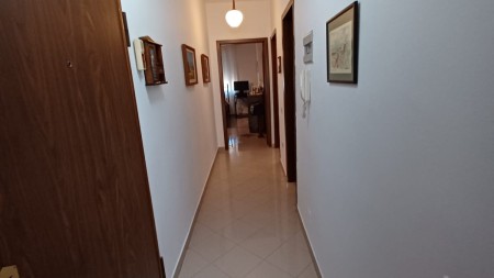 Prane Shkolles Se Kuqe, Shitet Apartament 2+1, Me Planimetri Te Rregullt Dhe Lokacion Perfekt!!!