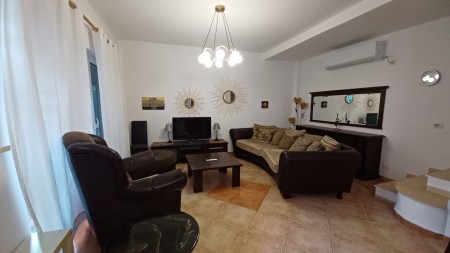 Tek Fakulteti I Inxhinierise Se Ndertimit, Jepet Me Qira Vile, Me Hapesira Te Bollshme Dhe Lokacion Ideal!!!