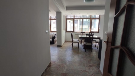 Ne Bllok, Jepet Me Qira Apartament 3+1 Per Biznes !!