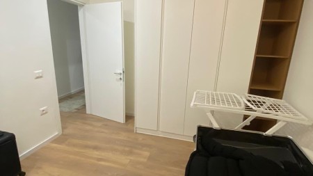 Tek Liqeni I Thate, Jepet Me Qira Apartament 3+1+2 !!!