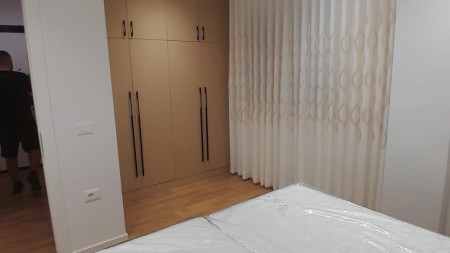 Prane Sheshit Te 21 Dhjetorit, Jepet Me Qira, Apartament 1+1 Totalisht I Mobiluar Me Stil Bashkekohor!!