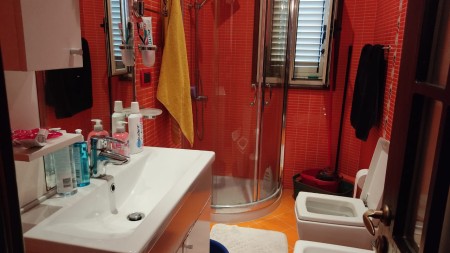 Ne Bllok, Jepet Me Qira Apartament 1+1, I Mobiluar !!