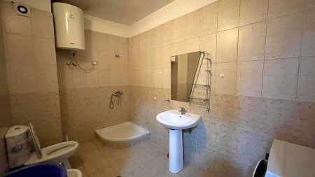 Tek Siri Kodra, Jepet Me Qira Apartament 1+1, Me Siperfaqe Te Bollshme!!!