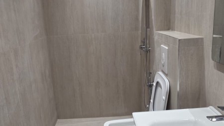 Tek 21 Dhjetori, Shitet Super Apartament 1+1, Ideal Per Banim Dhe Investim !!!