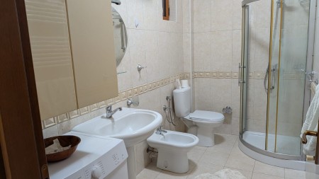 Tek Shkolla Baletit, Jepet Me Qira Apartament 1+1, Gati Per Banim!!!