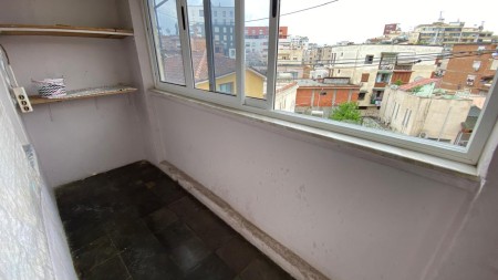 Tek Shkolla 1-Maji Shitet Apartament 2+1 Me Planimetri Te Rregullt!!
