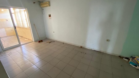 Tek Vasil Shanto, Shitet Apartament 3+1, Me Mundesi Ndarjeje Ne Dy Apartamente 1+1 !!