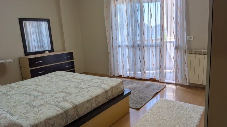 Tek Shkolla Baletit, Jepet Me Qira Apartament 1+1, Gati Per Banim!!!