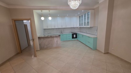 Tek Liqeni I Thate, Shitet Super Apartament 2+1+2 Me Cmim Okazion !!