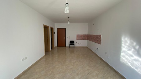 Ne Fresk, Shitet Apartament 1+1 Me Planimetri Te Rregullt!!