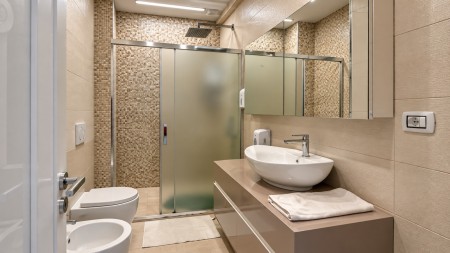 Prane Stadiumit "Dinamo", Shitet Apartament 2+1+2, Mundesi Shfrytezimi Per Njesi Biznesi !!