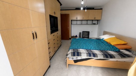 Ne Myslym Shyri, Jepet Me Qira Apartament 2+1, Me Lokacion Perfekt Dhe 2 Poste Parkimi !!