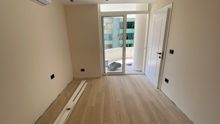 Ne Komune Te Parisit Shitet Apartament 1+1 Me Orientim Perfekt!!