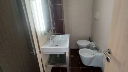 Tek Kodra E Priftit, Jepet Me Qira, Apartament 2+1+2 Gati Per Banim !!!