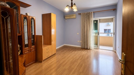 Tek Komuna E Parisit, Shitet Apartament 3+1+2 I Bollshem!!!