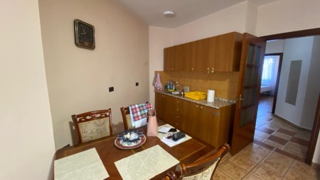 Tek Rruga E Elbasanit, Prane Shkolles Se Baletit, Jepet Me Qira Apartamenti 1+1, Totalisht I Mobiluar!!!